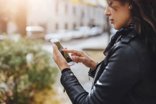 Affärskvinna Med Smartphone Medan Promenader Till Kontoret — Stockfoto