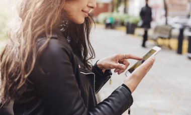 Erkek close-up ekran akıllı telefon işaret parmağı eller