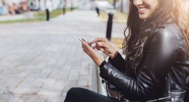 Kahve molası sırasında Smartphone kullanan genç mutlu kız 