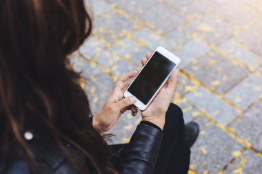 Boş ekran ile siyah cep telefonu açık tutan eller mockup görüntü