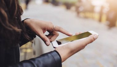 Modern smartphone açık kullanarak eller yakın çekim