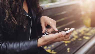 Erkek close-up ekran akıllı telefon bir parkta işaret parmağı eller