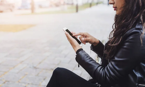 Ung Vacker Kvinna Pekande Finger Skärmen Smartphone Medan Sitter Bänk — Stockfoto