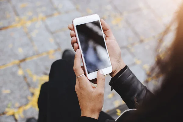 Makieta Obrazu Kobiece Ręce Trzymając Biały Telefon Pustego Ekranu Odkryty — Zdjęcie stockowe