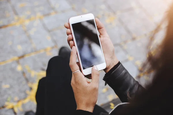 Imagen Burlona Manos Femeninas Sosteniendo Teléfono Móvil Blanco Con Pantalla — Foto de Stock