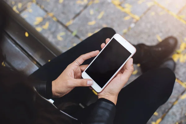 Junges Stilvolles Mädchen Tippt Sms Nachricht Auf Touchscreen Des Handys — Stockfoto