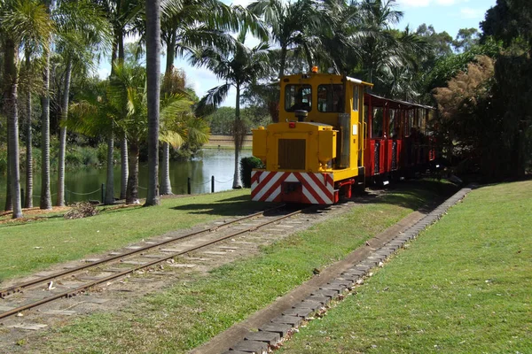 Locomotiva diesel transportando um serviço de trem turístico — Fotografia de Stock