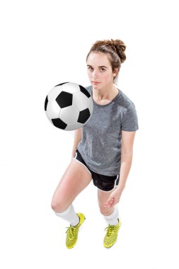 Futbol topu onun diz kapalı zıplayan atletik genç kız.