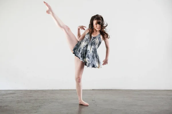 Adolescente que é uma dançarina moderna e jazz pratica em um prédio vazio . — Fotografia de Stock