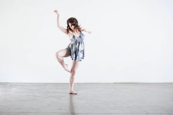Teen dívka v sukni v prázdné budově. Koncept pro moderní, jazzový, lyrické, moderní tanečnice. — Stock fotografie