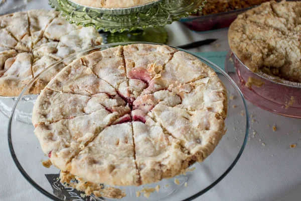 Verse kersen taart gesneden en klaar om te eten. — Stockfoto