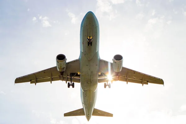 Large Commercial Jet Airplane Flying Head Either Landing Taking Sun — Stock Photo, Image