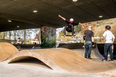 30 Mart 2018 Eugene Oregon - Wj Skatepark A genç adam hava