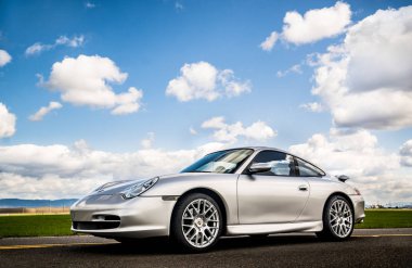 2 Nisan 2018 Eugene Oregon - gümüş bir Porsche 911'i boş bir kırsal yol oturur.. 