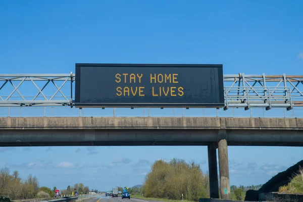 Квітня 2020 Портленд Орегон Дорожній Знак Заохочує Мандрівників Залишатися Вдома — стокове фото