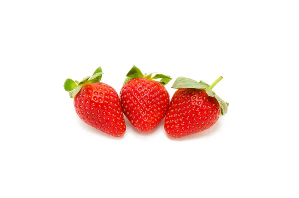 Trzy jagody dojrzałe i soczyste truskawki — Zdjęcie stockowe