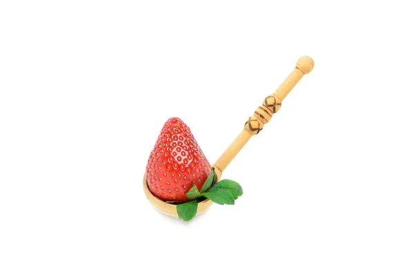 Dojrzałych truskawek jest drewnianą łyżką — Zdjęcie stockowe