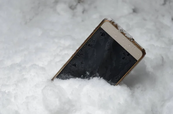 El teléfono cayó en una deriva de nieve — Foto de Stock