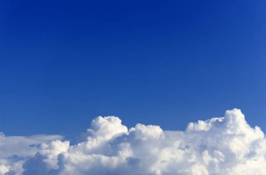 arka plan beyaz kabarık bulutlar üzerinde sınırsız mavi gökyüzü