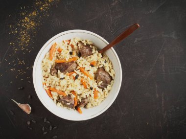 Et ve pilav ile oryantal yemek plov denilen.