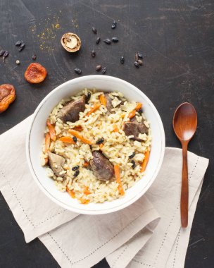 Et ve pilav ile oryantal yemek plov denilen.