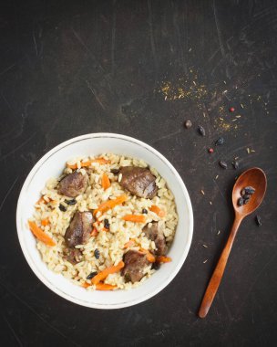 Et ve pilav ile oryantal yemek plov denilen.