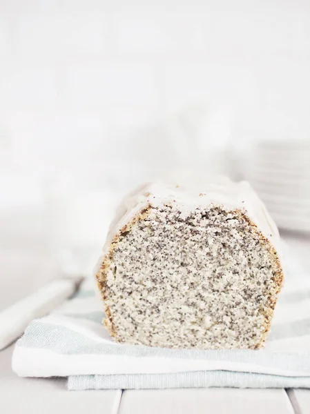 Gâteau au pavot recouvert de sucre glacé . — Photo