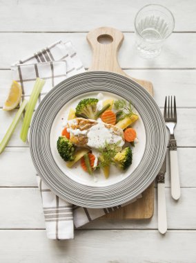 Haşlanmış sebzeler üzerinde kızarmış Morina balığı