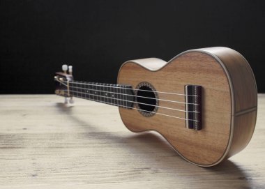 Ukulele üzerine ahşap arka plan.