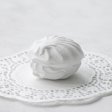 Rus hatmi veya zefir beyaz arka plan üzerinde dantelli yerleşimi üzerinde.