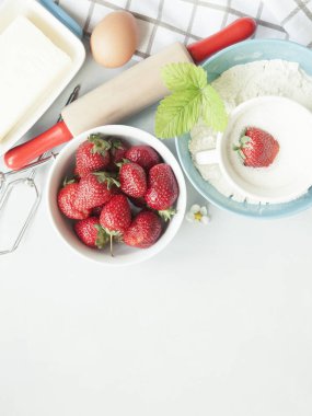 çilekli kek için malzemeler. 