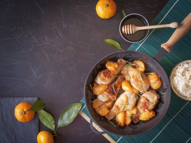 Tavuk budu mandalina, bal ve biberiye ile kavrulmuş.