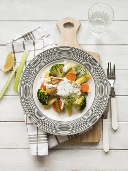 Haşlanmış sebzeler üzerinde kızarmış Morina balığı