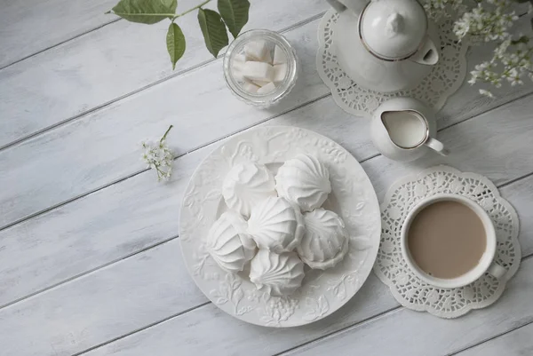 Dessert di marshmallow o zefir russo su piatto bianco . — Foto Stock
