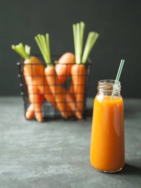 Taze havuç suyu taze havuç ile bir şişe.