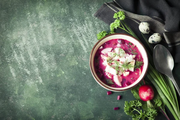 Pancar, salatalık, turp ve yumurta ile soğuk taze yaz çorbası. 