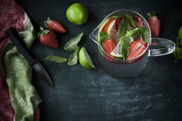 Egy korsó hideg eper limonádé és összetevői. — Stock Fotó