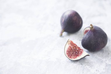 Eski püskü arka plan üzerinde taze incir.