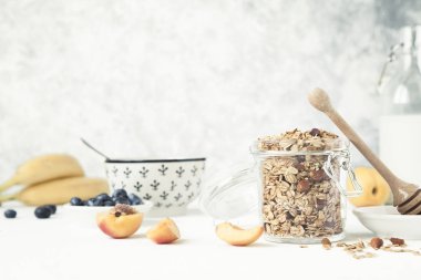 Meyve ve süt bir kavanoza granola. 