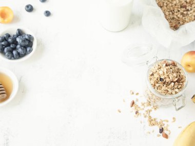 Meyve ve süt bir kavanoza granola.