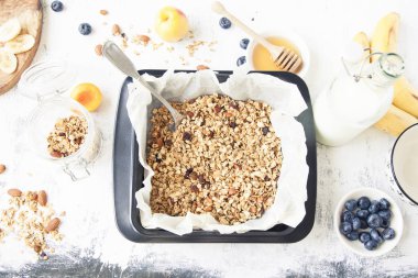 Granola meyve ve süt ile bir çerez levha üzerine.