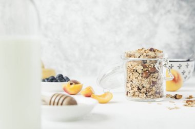 Meyve ve süt bir kavanoza granola. 