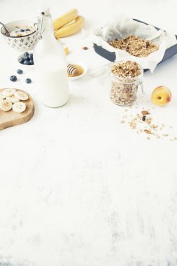 Meyve ve süt bir kavanoza granola. 