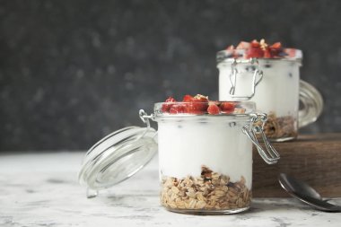 Granola yoğurt ve çilek kavanoz. 