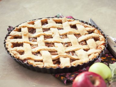 Geleneksel ev yapımı elma pasta üzerinde eski püskü kahverengi zemin. 