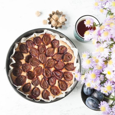 Çay bardağı ile tüm kuru üzümlü kek.