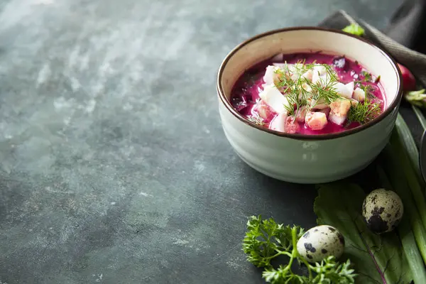 Kalte frische Sommersuppe. — Stockfoto