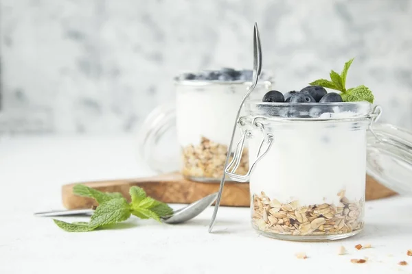 Granola con yogurt, menta e bacche in vasetti . — Foto Stock