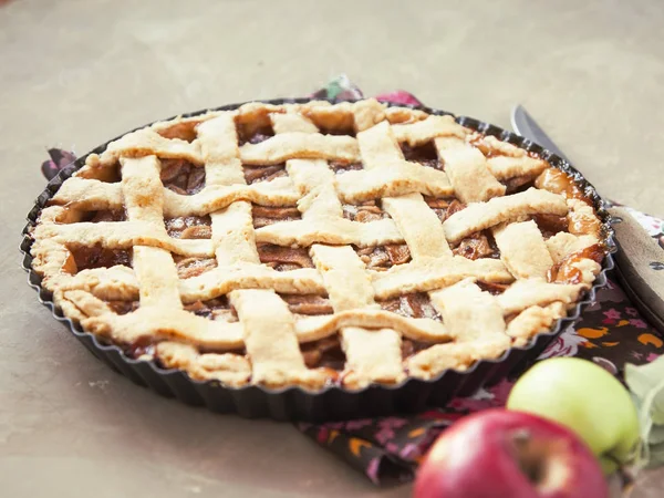 Geleneksel ev yapımı elma pasta üzerinde eski püskü kahverengi zemin. 