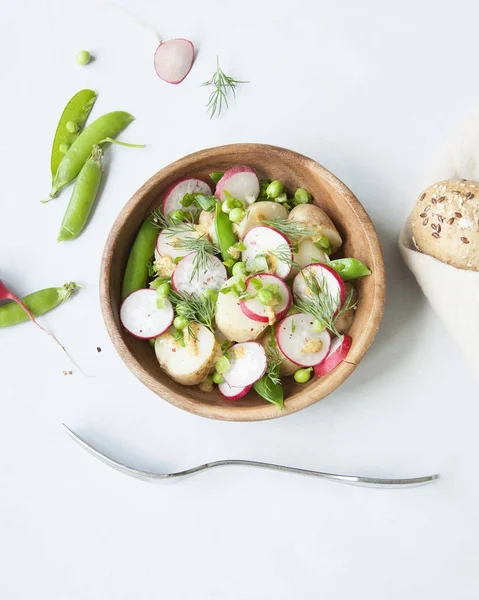 A fából készült bowl-tavaszi zöldség saláta-mustáros öntettel. — Stock Fotó